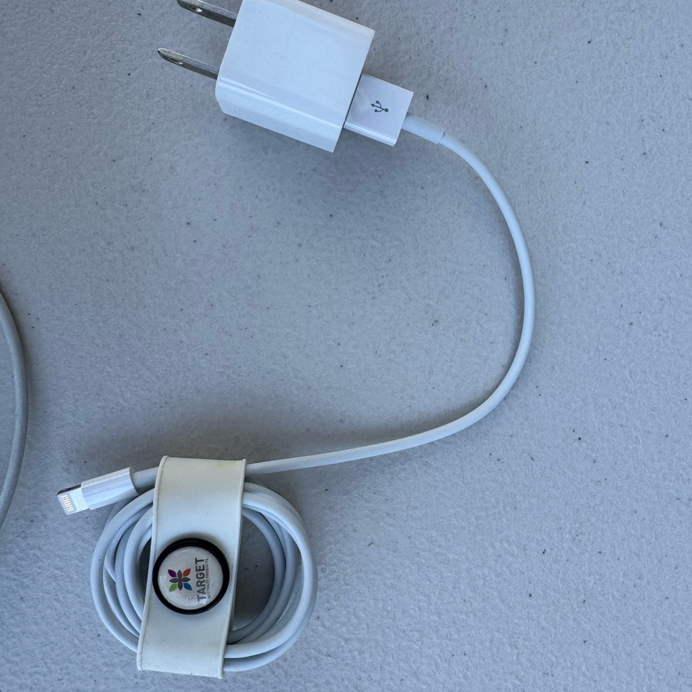Apple White Charging Set with Cable and Adapter Lightning Cable (2/sets) - Picture 2 of 5
